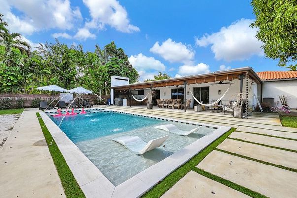 Exterior, Pool