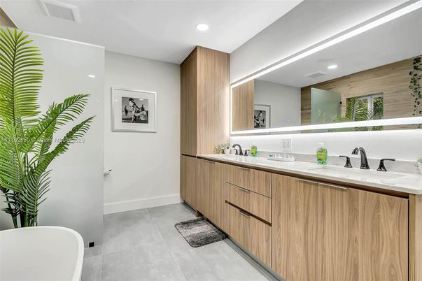 Bathroom, Dual Sink Vanities, Free Standing Baths, Interior, Recessed Lighting