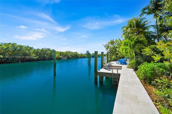 Exterior, Lake