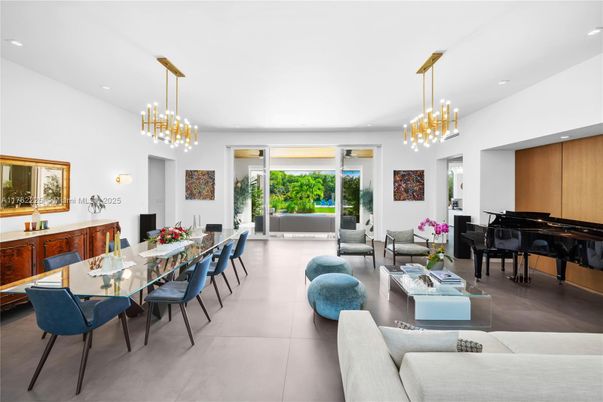 Dining room, Interior, Living room, Pendant Lights, Piano, Recessed Lighting