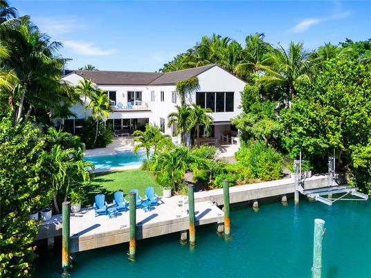 Exterior, Lake