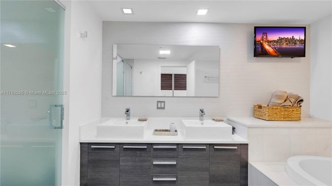 Bathroom, Dual Sink Vanities, Interior, Recessed Lighting