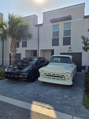 Exterior, Facade, Modern