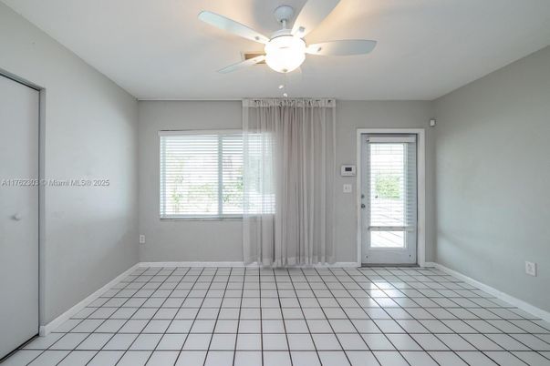 Empty room, Interior