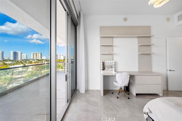 Home Office, Interior