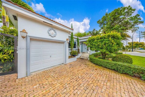 Detached Garage, Exterior