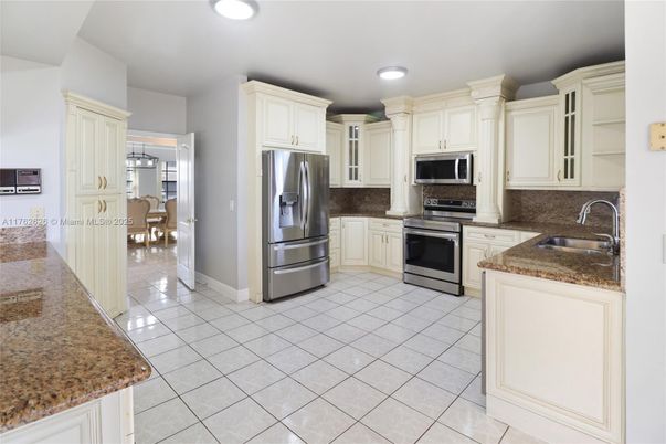Dining room, Interior, Kitchen, Recessed Lighting, Stainless Steel Appliances