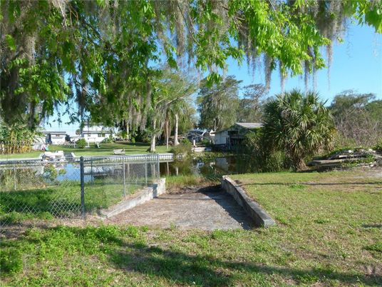 Exterior, Lake