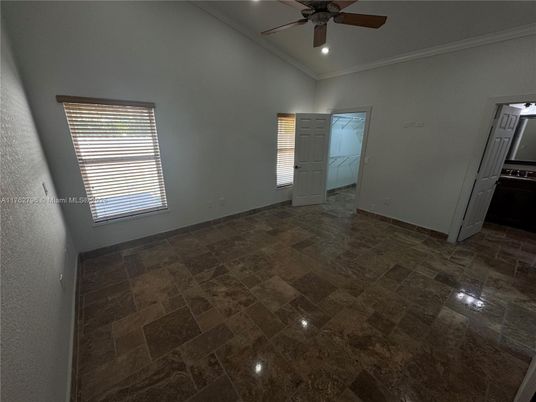 Empty room, Interior