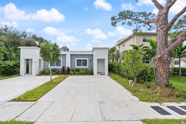 Backyard, Exterior, Facade, Ranch