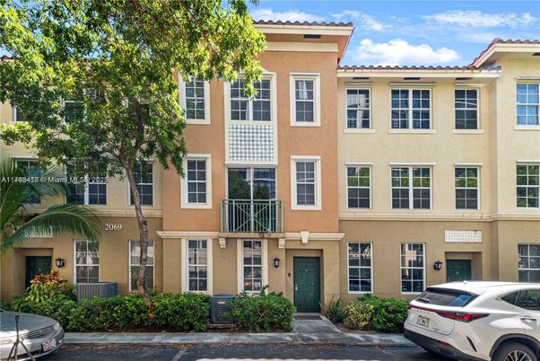 Exterior, Facade, Rowhouse