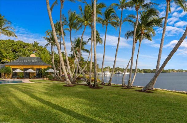 Exterior, Lake