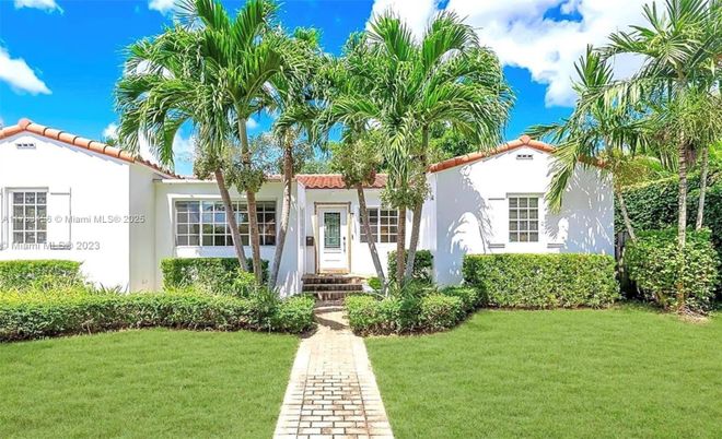Exterior, Facade, Spanish Mediterranean