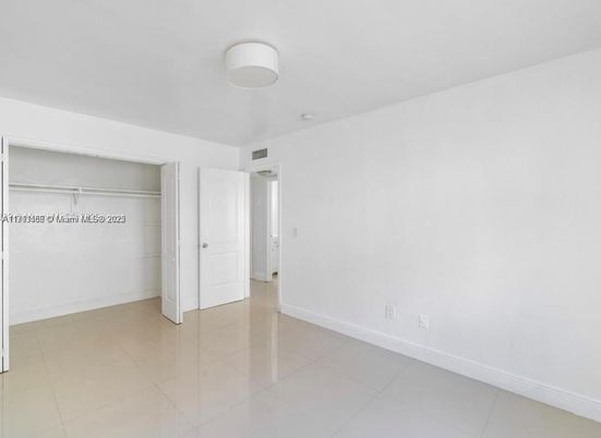 Empty room, Interior