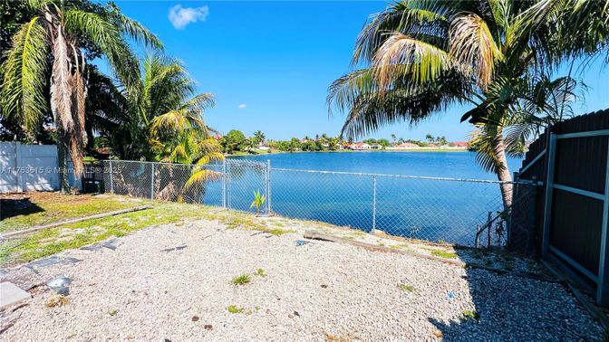 Exterior, Lake