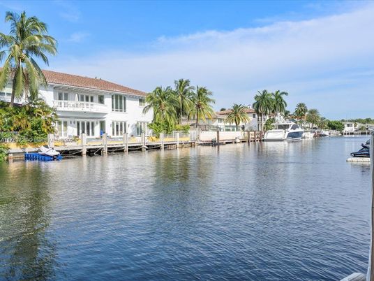 Exterior, Lake