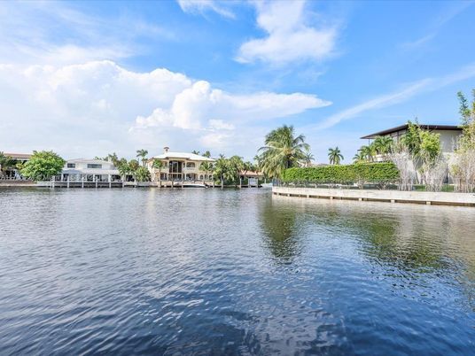 Exterior, Lake