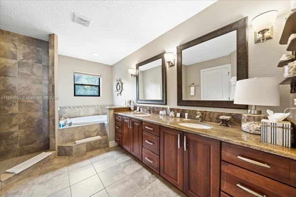 Bathroom, Dual Sink Vanities, Interior, Recessed Lighting