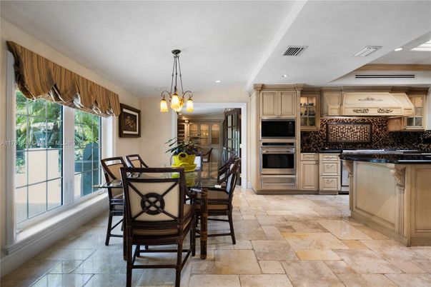 Dining room, Interior, Kitchen, Pendant Lights, Recessed Lighting, Stainless Steel Appliances