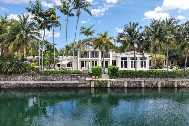 Exterior, Lake