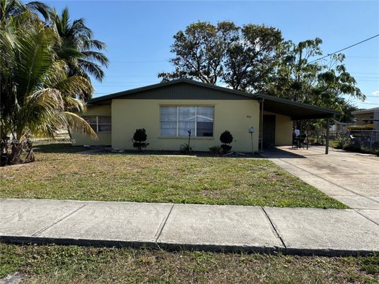 Backyard, Exterior, Facade, Ranch