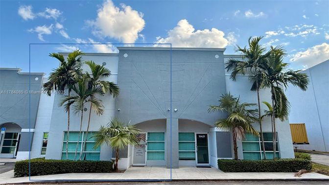 Exterior, Facade, Modern