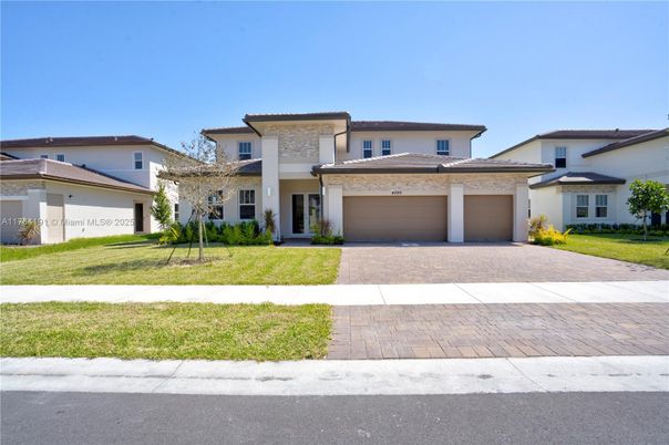 Attached, Exterior, Facade, Mediterranean