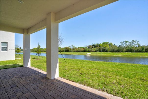 Exterior, Lake