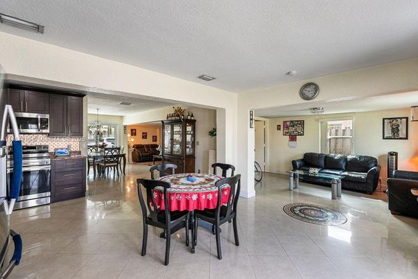 Chandelier, Dining room, Interior, Kitchen, Living room, Stainless Steel Appliances