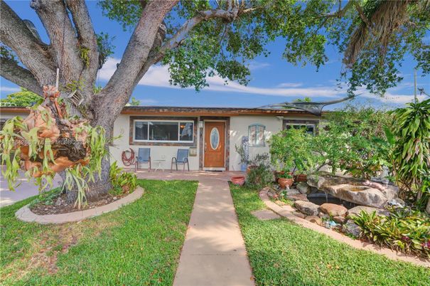 Backyard, Exterior, Facade, Ranch