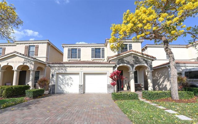 Attached, Exterior, Facade, Mediterranean