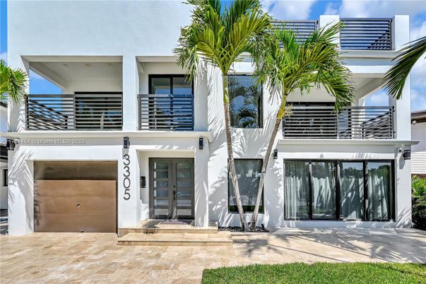 Attached, Exterior, Facade, Modern