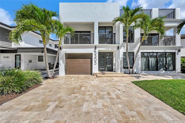 Attached, Exterior, Facade, Modern