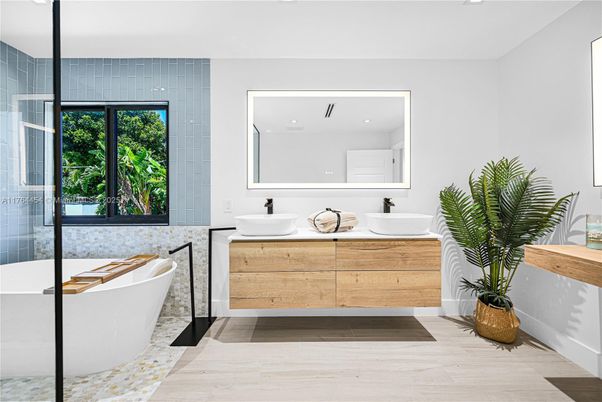 Bathroom, Dual Sink Vanities, Free Standing Baths, Interior, Recessed Lighting