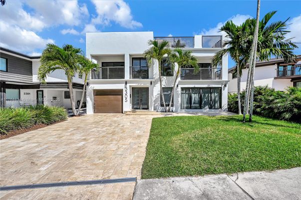 Attached, Exterior, Facade, Modern
