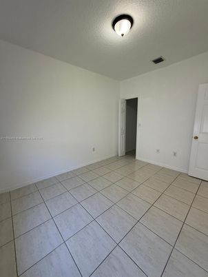 Empty room, Interior