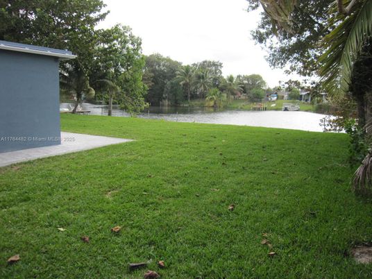 Exterior, Lake