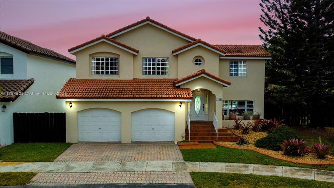 Attached, Exterior, Facade, Mediterranean