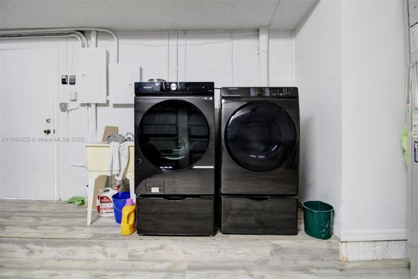 Interior, Washer, Wood Texture Flooring