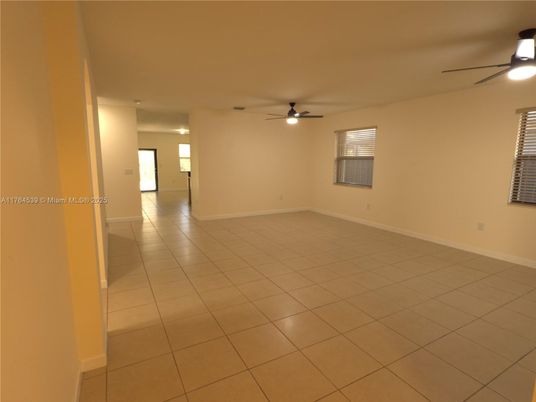 Empty room, Interior