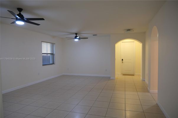 Empty room, Interior