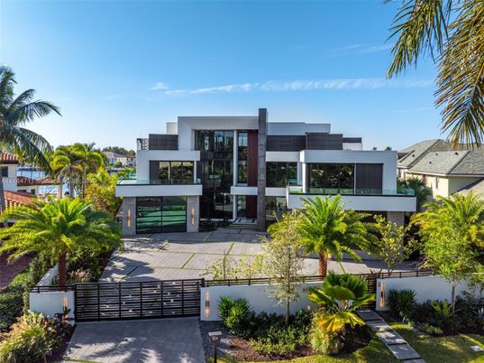 Attached, Exterior, Facade, Modern