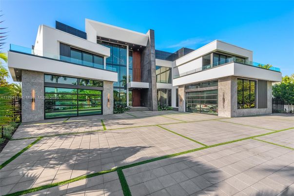 Attached, Backyard, Exterior, Facade, Modern