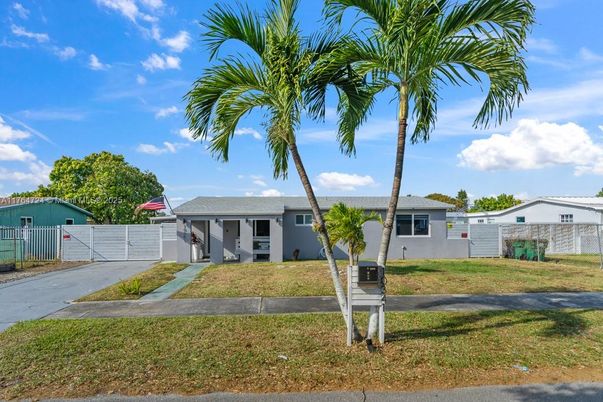Backyard, Exterior, Facade, Ranch