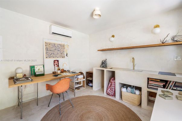 Home Office, Interior