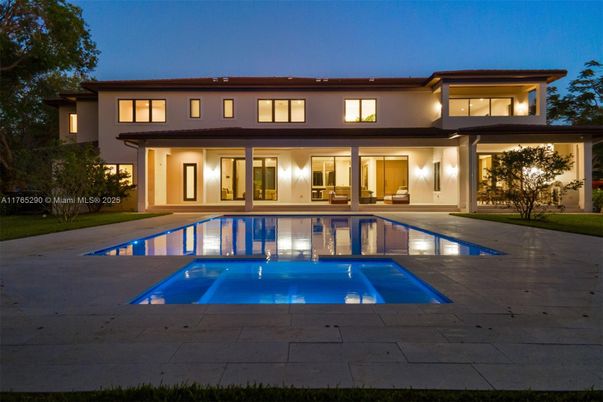Exterior, Facade, Pool, Modern