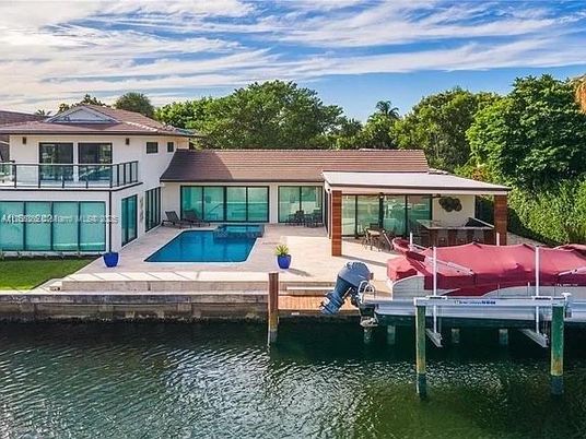 Exterior, Lake