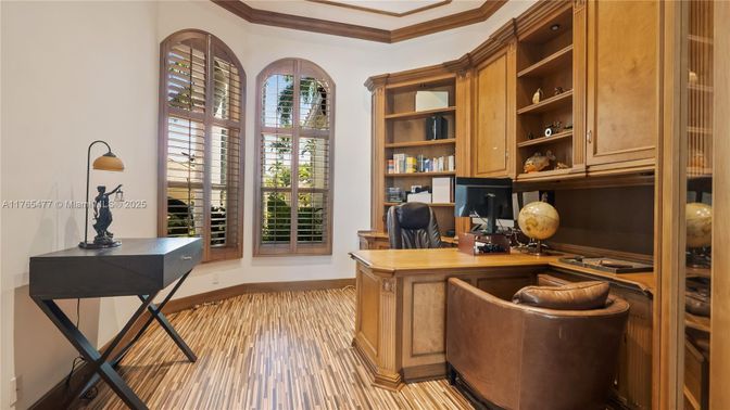 Home Office, Interior