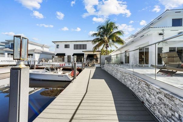Exterior, Lake