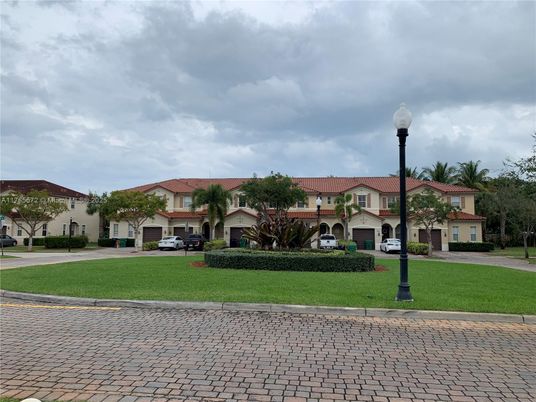 Attached, Exterior, Facade, Mediterranean